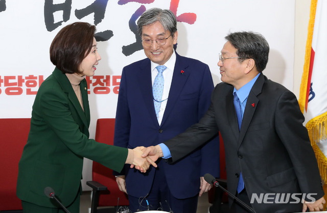 【서울=뉴시스】홍효식 기자 = 자유한국당 나경원 원내대표가 15일 오전 서울 여의도 국회를 예방한 강기정 청와대 신임 정무수석과 악수하고 있다. 왼쪽부터 자유한국당 나경원 원내대표, 노영민 청와대 비서실장, 강기정 청와대 신임 정무수석. 2019.01.15.&nbsp; yesphoto@newsis.com