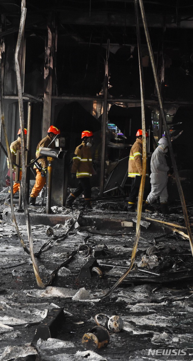 【천안=뉴시스】함형서 기자 = 전날 오후 4시 천안 서북구 쌍용동 라마다앙코르호텔에서 화재가 발생해 20명의 사상자가 발생한 가운데 15일 오후 소방청, 한국가스안전공사,국과수 등 합동감식팀이 현장 감식을 위해 지하주차장으로 들어가고 있다. 2019.01.15.foodwork23@newsis.com