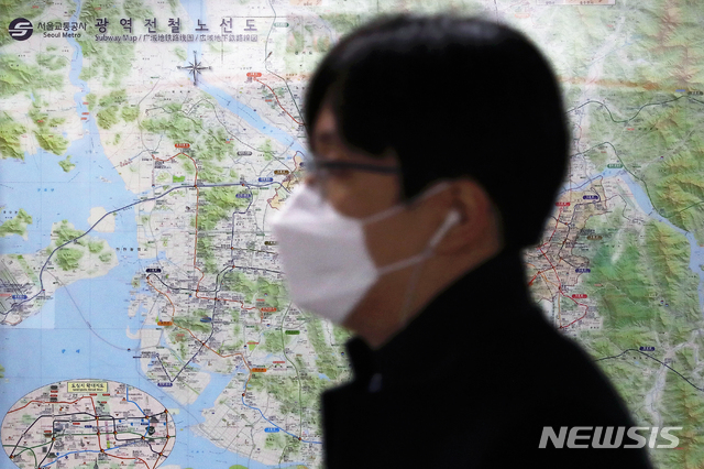 【서울=뉴시스】김병문 수습기자 = 3일 연속 미세먼지 비상저감조치가 발령된 15일 오전 서울 강남구 수서역 승강장에서 시민이 마스크를 착용하고 있다. 2019.01.15. dadazon@newsis.com