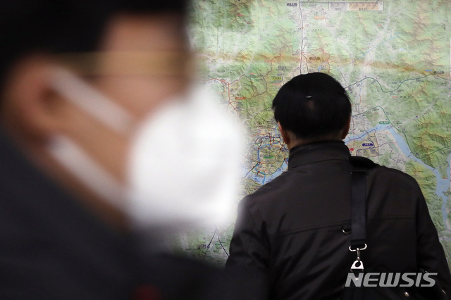 【서울=뉴시스】김병문 수습기자 = 3일 연속 미세먼지 비상저감조치가 발령된 15일 오전 서울 강남구 수서역 승강장에서 시민이 마스크를 착용하고 있다. 2019.01.15. dadazon@newsis.com