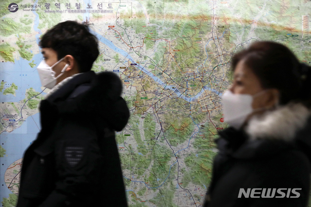 【서울=뉴시스】김병문 수습기자 = 3일 연속 미세먼지 비상저감조치가 발령된 15일 오전 서울 강남구 수서역 승강장에서 시민들이 마스크를 착용하고 있다. 2019.01.15.&nbsp; dadazon@newsis.com