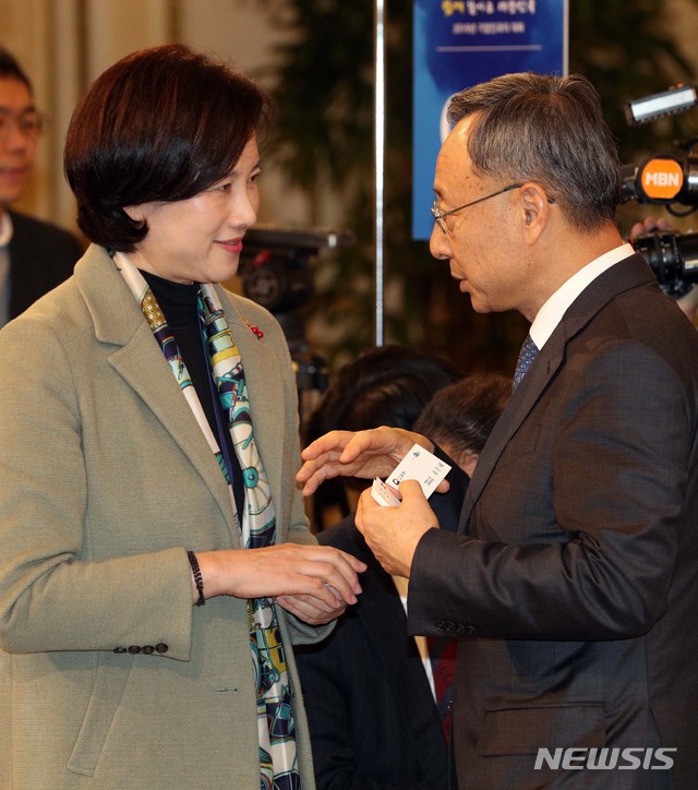 【서울=뉴시스】박진희 기자 = 유은혜 부총리 겸 교육부 장관과 황창규 KT 회장이 15일 오후 청와대 영빈관에서 열린 대기업 및 중견기업인 초청 간담회에 참석해 인사를 나누고 있다. 2019.01.15. pak7130@newsis.com