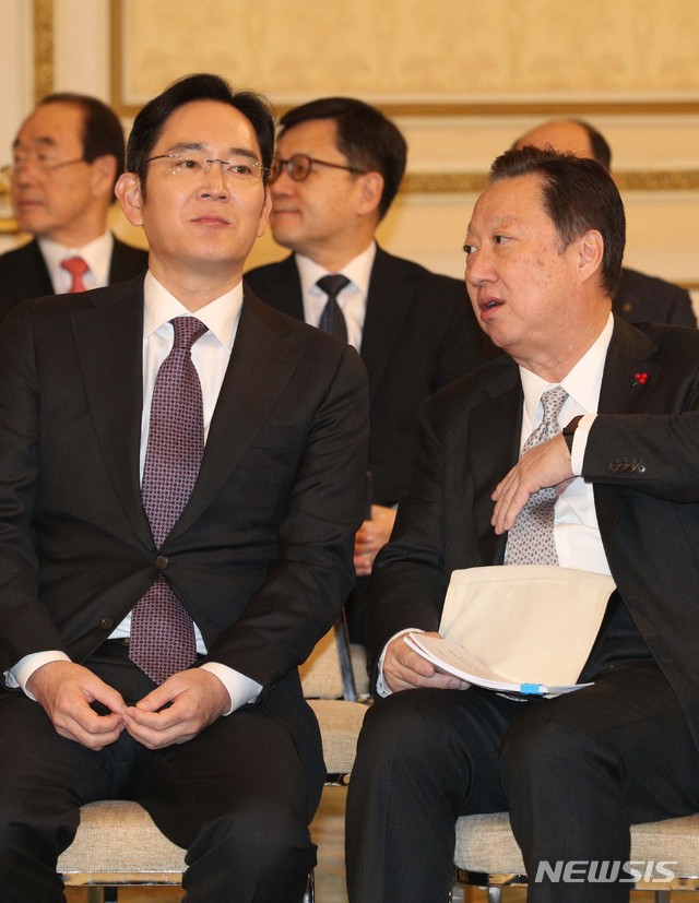 【서울=뉴시스】박진희 기자 = 이재용 삼성전자 부회장과 박용만 대한상공회의소 회장이 15일 오후 청와대 영빈관에서 열린 대기업 및 중견기업인 초청 간담회에 참석해 대화를 하고 있다. 2019.01.15. pak7130@newsis.com