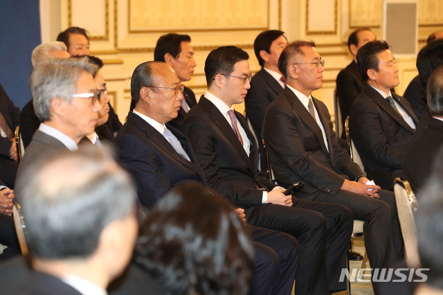 【서울=뉴시스】 현대차그룹 정의선 수석부회장이 22일 LG화학 오창공장을 방문했다. 사진은 지난 1월 15일 오후 청와대 영빈관에서 열린 '2019년 기업인과의 대화'에서 정의선(오른쪽 두번째부터) 현대자동차 부회장, 구광모 LG회장, 김승연 한화그룹회장이 문재인 대통령의 모두발언을 듣고 있는 모습. 