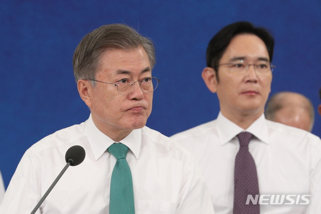 【서울=뉴시스】박진희 기자 = 문재인 대통령과 이재용 삼성전자 부회장이 15일 오후 청와대 영빈관에서 열린 '2019년 기업인과의 대화'에 참석해 기업인들의 질문을 듣고 있다. 2019.01.15. pak7130@newsis.com