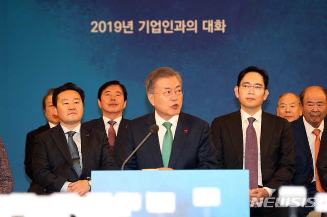 【서울=뉴시스】박진희 기자 = 문재인 대통령이 15일 오후 청와대 영빈관에서 열린 '2019년 기업인과의 대화'에 참석해 모두발언을 하고 있는 가운데 이재용 삼성전자 부회장이 문 대통령의 발언을 경청하고 있다. 2019.01.15. pak7130@newsis.com