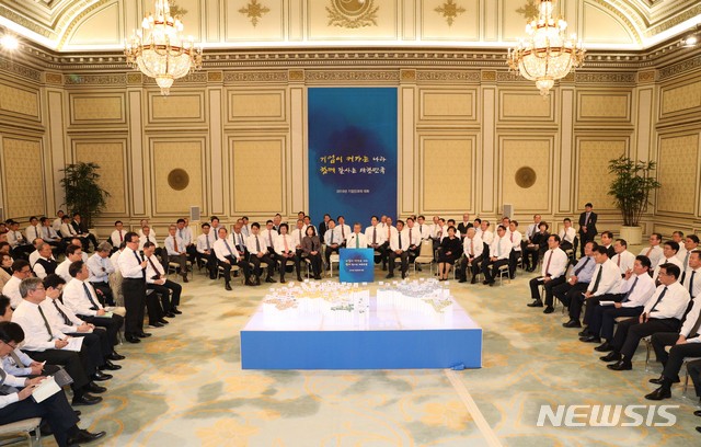 【서울=뉴시스】박진희 기자 = 문재인 대통령이 15일 오후 청와대 영빈관에서 열린 '2019년 기업인과의 대화'에 참석해 유영민 과학기술정보통신부 장관의 의견을 듣고 있다. 2019.01.15. pak7130@newsis.com