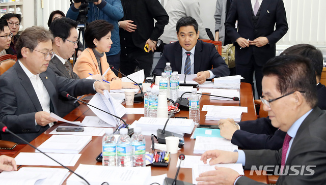 【서울=뉴시스】이종철 기자&nbsp; = 공수처 설치에 대해 논의하기 위해 15일 서울 여의도 국회에서 열린 사법개혁특별위원회 검찰.경찰개혁소위원회 회의에서 오신환 소위원장이 회의를 주재하고 있다. 2019.01.15.jc4321@newsis.com