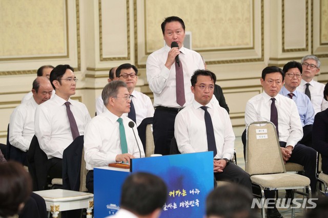 【서울=뉴시스】박진희 기자 = 문재인 대통령이 15일 오후 청와대 영빈관에서 열린 '2019년 기업인과의 대화'에 참석해 최태원 SK 회장의 의견을 듣고 있다. 2019.01.15. pak7130@newsis.com