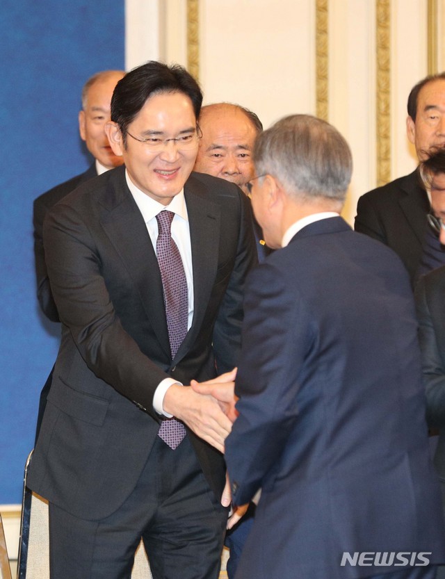 【서울=뉴시스】박진희 기자 = 문재인 대통령이 15일 오후 청와대 영빈관에서 열린 '2019년 기업인과의 대화'에 참석해 이재용 삼성전자 부회장과 인사하고 있다. 2019.01.15. pak7130@newsis.com