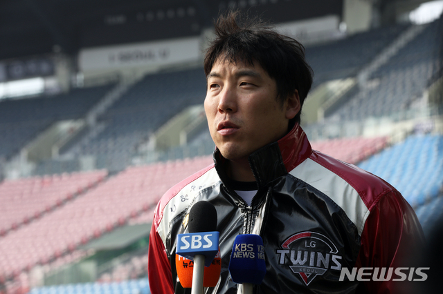 【서울=뉴시스】김병문 수습기자 = 15일 오후 서울 송파구 잠실야구장에서 LG 트윈스 김현수 선수가 인터뷰를 하고 있다. 2019.01.15.&nbsp; dadazon@newsis.com