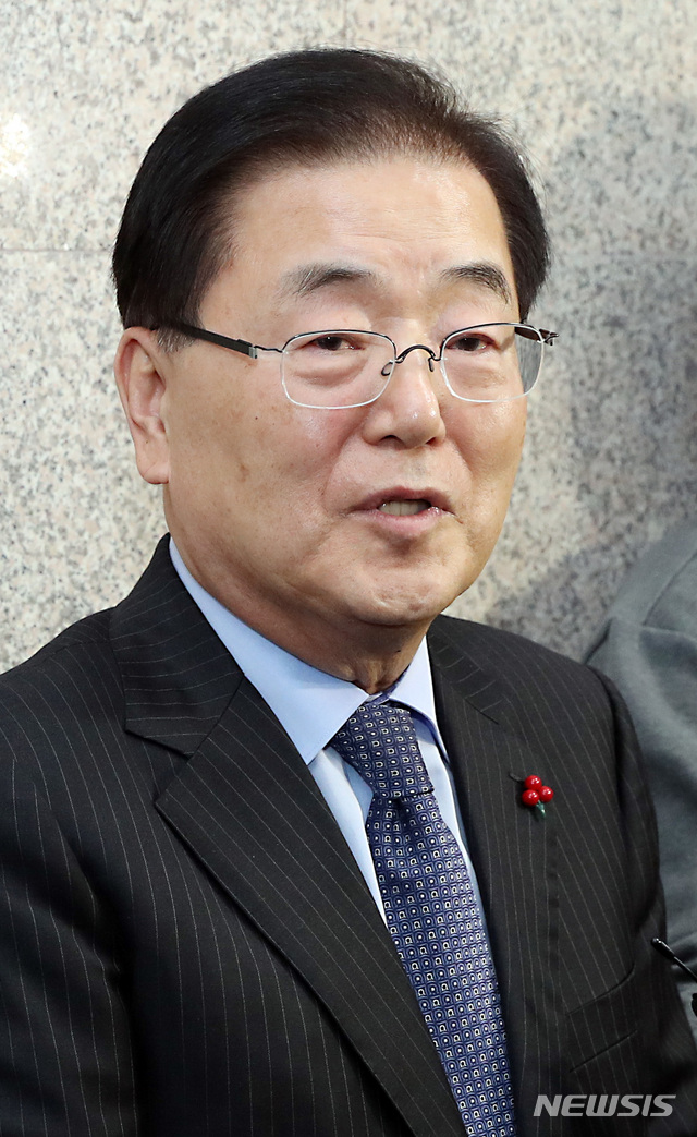 【서울=뉴시스】이종철 기자 = 정의용 국가안보실장이 15일 오후 서울 여의도 국회에서 나경원 자유한국당 원내대표를 만나고 나와 기자들의 질문에 답하고 있다. 2019.01.15.jc4321@newsis.com