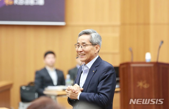 【서울=뉴시스】윤종규 KB금융그룹 회장이 15일 경기도 고양시 KB국민은행 일산연수원에서 열린 '2019년 그룹 경영진 워크숍'에 참석해 인사말을 하고 있다. 2019.01.15. (사진=KB금융그룹 제공) photo@newsis.com