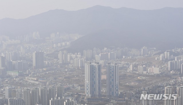 【부산=뉴시스】 하경민 기자 = 초미세먼지 주의보가 발효 중인 15일 오후 부산 황령산 정상 봉수대 전망대에서 내려다 본 도심이 뿌옇게 보이고 있다. 부산시보건환경연구원은 이날 부산 16개 구·군 전 지역에 '초미세먼지(PM-2.5) 주의보'를 발령했다. 2019.01.15. yulnetphoto@newsis.com