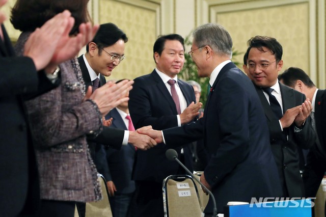 【서울=뉴시스】박진희 기자 = 문재인 대통령이 15일 오후 청와대 영빈관에서 열린 '2019년 기업인과의 대화'에 참석해 이재용 삼성전자 부회장과 인사하고 있다. 2019.01.15. pak7130@newsis.com