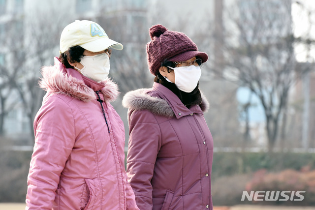 【대구=뉴시스】우종록 기자 = 대구 초미세먼지 농도가 ‘나쁨’ 단계를 보인 15일 오후 대구 남구 이천동 희망교 인근 신천둔치에서 시민들이 마스크를 착용하고 걷고 있다. 2019.01.15. wjr@newsis.com