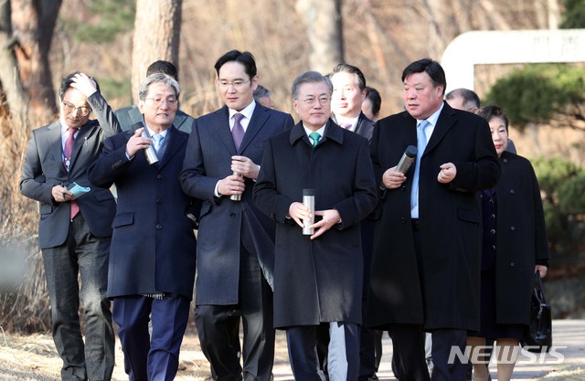 【서울=뉴시스】박진희 기자 = 문재인 대통령이 15일 오후 청와대 영빈관에서 열린 '2019년 기업인과의 대화'를 마치고 노영민 비서실장 및 기업인들과 경내 산책을 하고 있다. 2019.01.15. pak7130@newsis.com