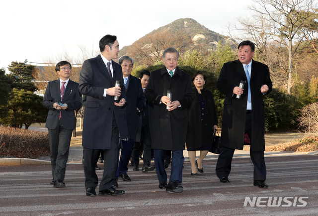 【서울=뉴시스】박진희 기자 = 문재인 대통령이 15일 오후 청와대 영빈관에서 열린 '2019년 기업인과의 대화'를 마치고 기업인들과 경내를 산책하고 있다. 2019.01.15.pak7130@newsis.com