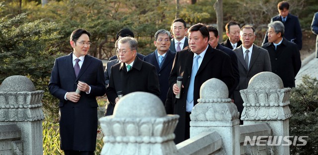 【서울=뉴시스】박진희 기자 = 문재인 대통령이 15일 오후 청와대 영빈관에서 열린 '2019 기업인과의 대화’를 마치고 기업인들과 청와대 경내를 산책하고 있다. 2019.01.15. pak7130@newsis.com