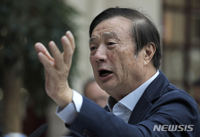 【선전=AP/뉴시스】15일(현지시간) 런정페이 화웨이 창업자 겸 CEO가 중국 광둥성 선전 화웨이 캠퍼스에서 해외 언론과 라운드 테이블을 열고 질문에 답하고 있다.&nbsp; 런 회장은 "중국 정부가 외국 고객이나 그들의 통신망에 대한 비밀정보를 요청한다면 거절할 것"이라고 밝혔다. 2019.01.15. 