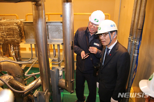 【서울=뉴시스】이윤청 수습기자 = 엄재식 원자력안전위원회 위원장이 15일 울산 울주군 새울원자력본부 신고리 4호기 건설현장을 방문해 설비를 점검하고 있다. 2019.01.15. (사진=원자력안전위원회 제공) photo@newsis.com