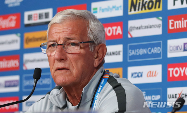 【아부다비(아랍에미리트)=뉴시스】김진아 기자 = 2019 AFC 아시안컵 C조 조별리그 3차전 한국과 중국의 경기를 하루 앞둔 15일 오후(현지시간) 아랍에미리트 아부다비 알 나얀 스타디움에서 중국 축구대표팀 마르첼로 리피 감독이 기자회견을 하고&nbsp; 있다. 2019.01.15.&nbsp; bluesoda@newsis.com