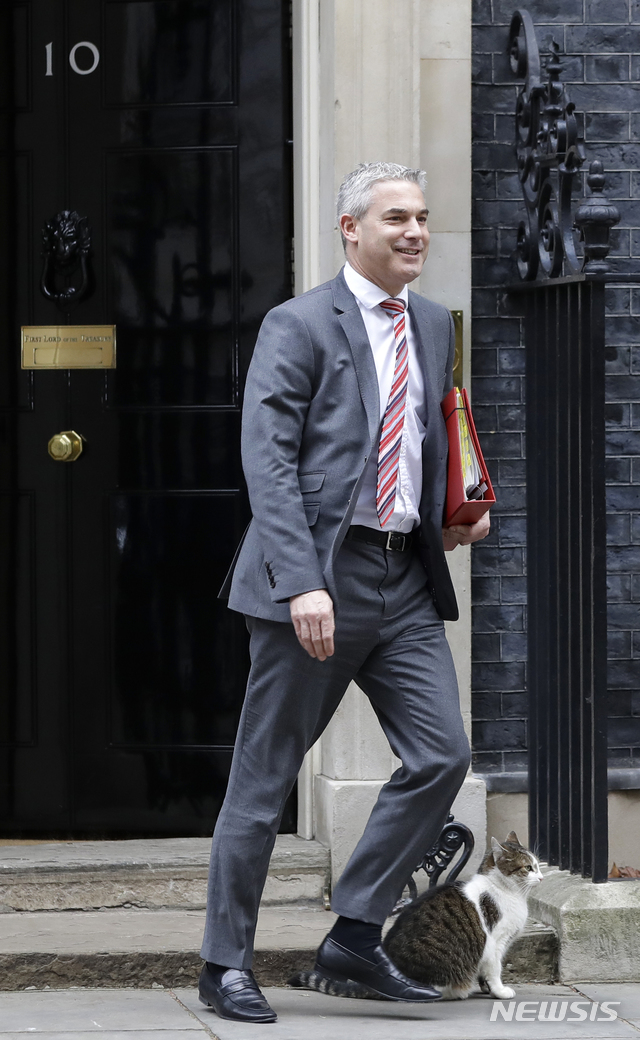 【런던=AP/뉴시스】 영국 보수당 메이 정권의 브렉시트 담당 장관직을 맡고 있는 스티브 바클레이 의원이 15일 합의안 표결을 앞두고 오전에 진행된 주간 각료회의에 참석한 뒤 총리 관저를 빠져나오면서 현관 맞은편의 취재진에게 미소 짓고 있다. 전임자들인 데이비드 데이비스 및 도미니크 랍 의원 모두 메이 총리가 주도한 합의안에 반대표를 던질 것이라고 공언했다. 2019. 1. 15. 