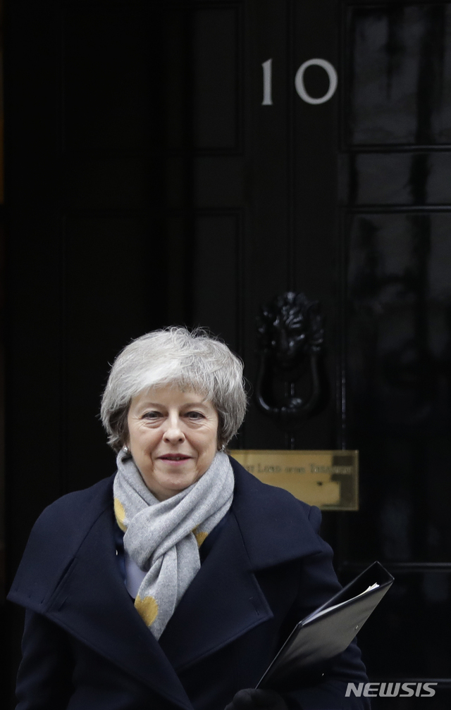 메이 영국 총리가 15일 오전 저녁에 예정된 하원의 브렉시트안 표결을 앞두고 마지막으로 행해질 하원 논의를 위해 총리관저를 떠나고 있다&nbsp; AP 