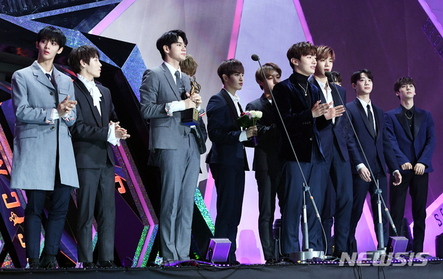 【서울=뉴시스】박미소 수습기자 = 그룹 워너원이 15일 서울 고척 스카이돔에서 진행된 '제28회 하이원 서울가요대상' 시상식에서 본상을 수상한 뒤 소감을 전하고있다. 2019.01.15. (사진=스포츠서울 제공) photo@newsis.com
