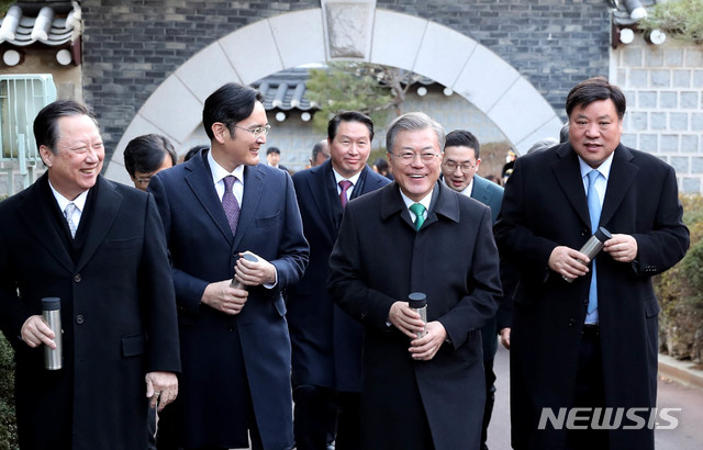 【서울=뉴시스】박진희 기자 =문재인 대통령이 15일 오후 청와대 영빈관에서 열린 '2019년 기업인과의 대화'를 마치고 기업인들과 경내를 산책하고 있다.&nbsp; photo@newsis.com