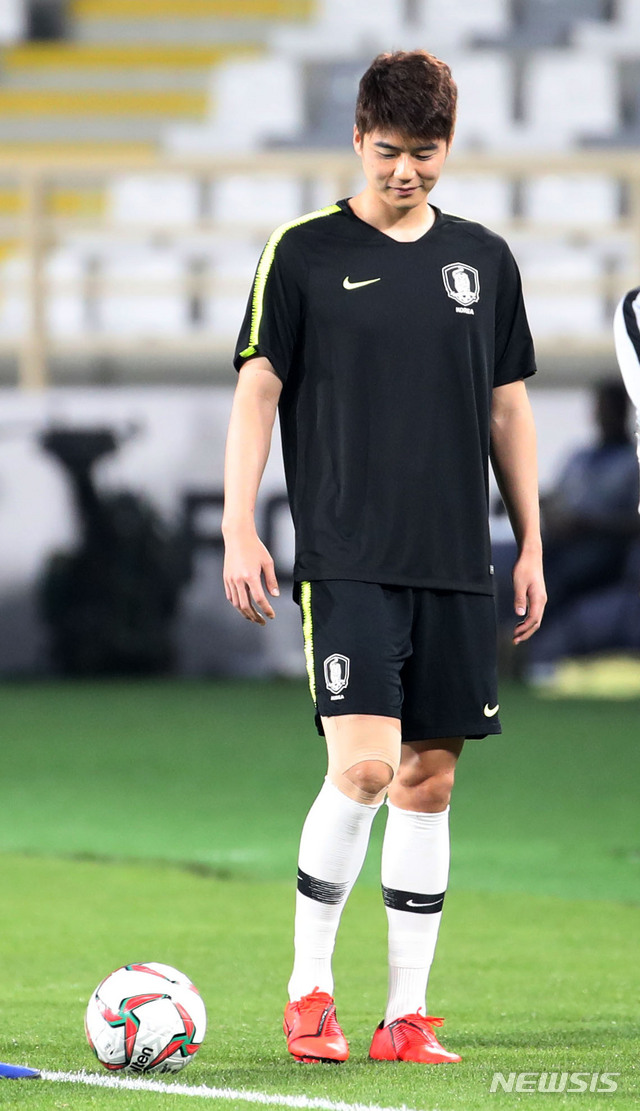 【아부다비(아랍에미리트)=뉴시스】김진아 기자 = 2019 AFC 아시안컵 C조 조별리그 3차전 한국과 중국의 경기를 하루 앞둔 15일 오후(현지시간) 아랍에미리트 아부다비 알 나얀 스타디움에서 한국 축구대표팀기성용이 축구공을 바라보고 있다. 2019.01.15.&nbsp; bluesoda@newsis.com
