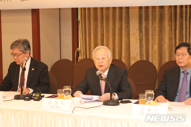 【서울=뉴시스】손경식 한국경영자총협회 회장(가운데)이 16일 서울 중구 한국프레스센터에서 고용노동부와 경총이 개최한 '주요 그룹 인사·노무책임자(CHO) 간담회'에서 인사말을 하고 있다. 2019.01.16.(사진=한국경영자총협회 제공) keg@newsis.com