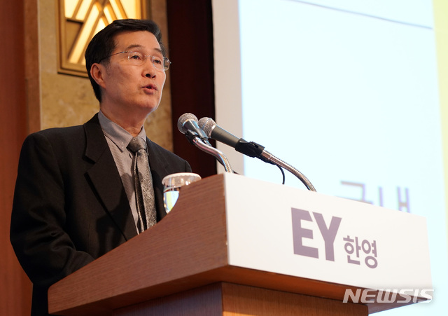 【서울=뉴시스】김제이 기자 = 16일 서울 소공동 롯데호텔에서 열린 'EY한영 신년 경제전망 세미나'에서 권오규 전 경제부총리가 2019년 국내외 경제 전망을 발표하고 있다.2019.01.16(사진=EY한영 제공)