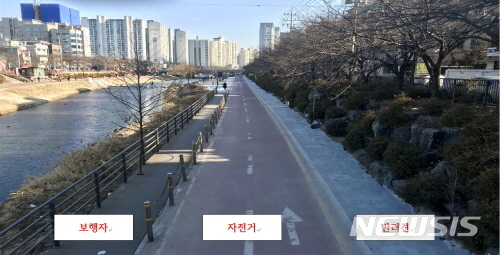 【서울=뉴시스】우이천 반려견 산책로 조성 모습. 2019.01.16. (사진=강북구 제공)