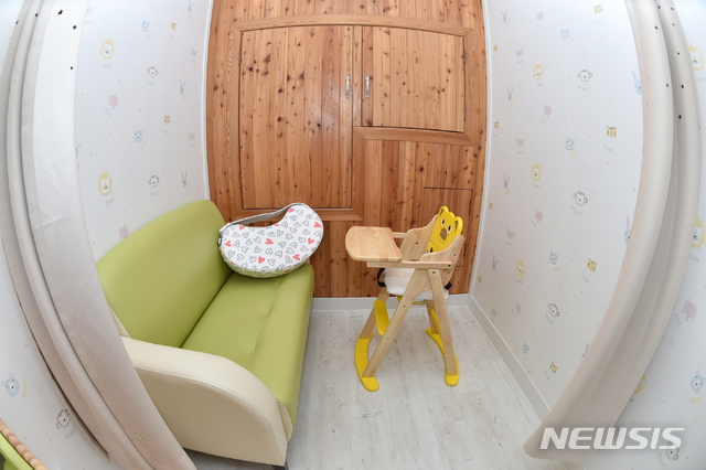 [청송=뉴시스]김진호 기자 = 16일 경북 청송군청 종합민원실 내에 신생아를 동반한 민원인들을 위한 '모유수유실'이 설치됐다. 2019.01.16 (사진=청송군 제공)photo@newsis.com