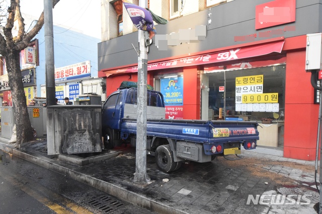 【대구=뉴시스】배소영 기자 = 16일 오전 7시52분께 대구시 서구 원대동3가 지중 변압기에서 불이 나 7분여 만에 진화됐다. 2019.01.16. (사진=대구 서구소방서 제공)photo@newsis.com 