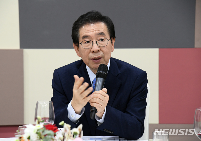 【서울=뉴시스】박원순 서울시장은 16일 낮 12시 신청사 8층 간담회장에서 출입기자단 신년 오찬간담회를 열고 기자들의 질문에 답하고 있다. 2019.01.16. (사진=서울시 제공) 