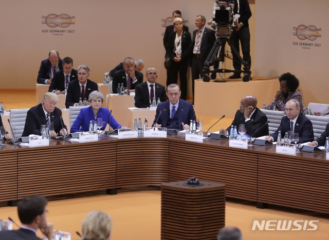 【함부르크(독일)=AP/뉴시스】 2017년 7월 7일 주요20개국(G20) 정상회의가 열린 독일 함부르크에서 도널드 트럼프 미국 대통령, 테리사 메이 영국 총리, 블라디미르 푸틴 러시아 대통령 등이 한 자리에 모여 있다. 