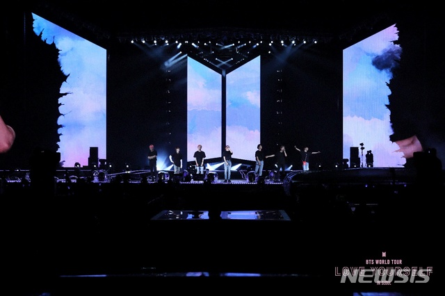 방탄소년단 응원봉 들고 영화 보자...'아미밤' 상영회