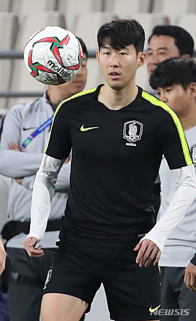 【아부다비(아랍에미리트)=뉴시스】김진아 기자 = 2019 AFC 아시안컵 C조 조별리그 3차전 한국과 중국의 경기를 하루 앞둔 15일 오후(현지시간) 아랍에미리트 아부다비 알 나얀 스타디움에서 한국 축구대표팀 손흥민 등 선수들이 훈련을 하고 있다. 2019.01.15.&nbsp; bluesoda@newsis.com