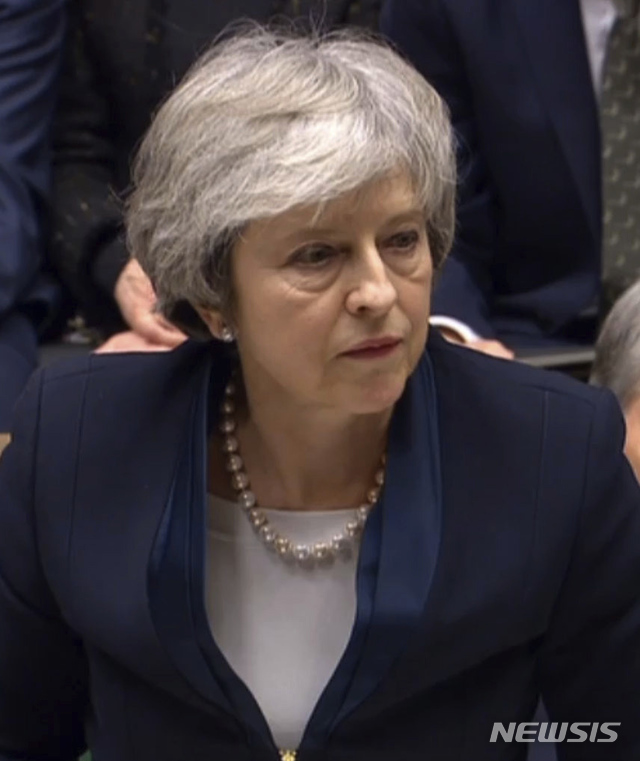 【런던=AP/뉴시스】 테리사 메이 영국 총리가 15일(현지시간) 브렉시트 합의안 승인투표 이후 발언하고 있다. 이날 하원은 승인투표에서 브렉시트 합의안을 230표(찬성 202표, 반대 432표) 차이로 부결시켰다. 2019.01.16
