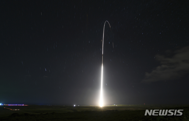 【카우아이(하와이)=AP/뉴시스】 2018년 12월 10일 하와이의 미군 미사일방어국(MDA)이 실시한 이지스 탄도 미사일 방어 시스템 (Aegis Ballistic Missile Defense System)의 시험발사 장면. 트럼프 정부는 미사일 방어 시스템 강화를 위해 2019년 정찰용 인공위성망의 강화등을 고려하고 있는 것으로 알려졌다.&nbsp; 2019.01.16