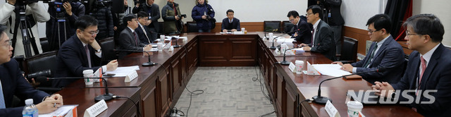 【서울=뉴시스】박주성 기자 = 16일 오전 서울 세종로 정부서울청사에서 열린 브렉시트 관련 관계부처 대응회의에서 이호승 기획재정부 제1차관이 모두발언을 하고 있다.&nbsp; 이번 대응회의는 영국 하원의 승인투표에서 브렉시트(Brexit·영국의 EU 탈퇴) 합의안이 큰 표차로 부결되면서 한국과 영국 간 무역에 끼칠 피해와 관련해 개최되었다. 2019.01.16.&nbsp; park7691@newsis.com