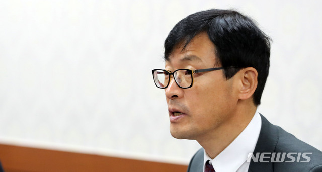 【서울=뉴시스】박주성 기자 = 16일 오전 서울 세종로 정부서울청사에서 열린 브렉시트 관련 관계부처 대응회의에서 이호승 기획재정부 제1차관이 모두발언을 하고 있다. 이번 대응회의는 영국 하원의 승인투표에서 브렉시트(Brexit·영국의 EU 탈퇴) 합의안이 큰 표차로 부결되면서 한국과 영국 간 무역에 끼칠 피해와 관련해 개최되었다. 2019.01.16. park7691@newsis.com