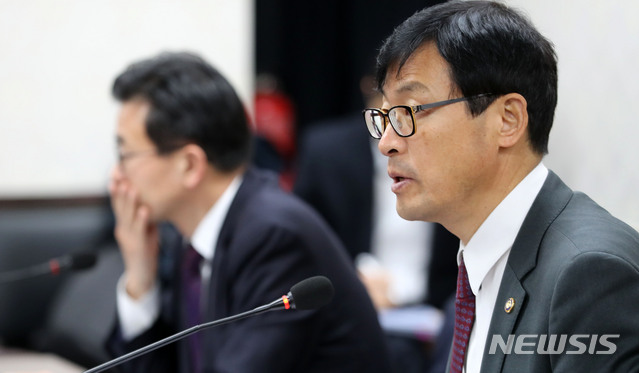 【서울=뉴시스】박주성 기자 = 16일 오전 서울 세종로 정부서울청사에서 열린 브렉시트 관련 관계부처 대응회의에서 이호승 기획재정부 제1차관이 모두발언을 하고 있다.&nbsp; 이번 대응회의는 영국 하원의 승인투표에서 브렉시트(Brexit·영국의 EU 탈퇴) 합의안이 큰 표차로 부결되면서 한국과 영국 간 무역에 끼칠 피해와 관련해 개최되었다. 2019.01.16.&nbsp; park7691@newsis.com