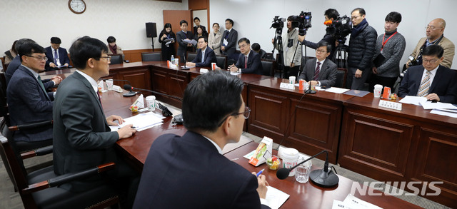 【서울=뉴시스】박주성 기자 = 16일 오전 서울 세종로 정부서울청사에서 열린 브렉시트 관련 관계부처 대응회의에서 이호승 기획재정부 제1차관이 모두발언을 하고 있다. 이번 대응회의는 영국 하원의 승인투표에서 브렉시트(Brexit·영국의 EU 탈퇴) 합의안이 큰 표차로 부결되면서 한국과 영국 간 무역에 끼칠 피해와 관련해 개최되었다. 2019.01.16. park7691@newsis.com