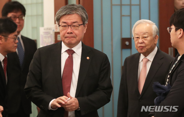 【서울=뉴시스】이윤청 수습기자 = 이재갑(왼쪽) 고용노동부 장관과 손경식 한국경영자총협회 회장이 16일 오전 서울 중구 프레스센터에서 열린 주요 그룹 인사·노무 책임자(CHO) 간담회에 참석하고 있다. 2019.01.16.&nbsp; radiohead@newsis.com 