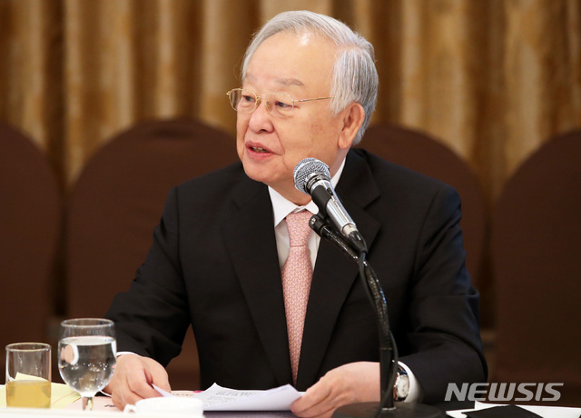 【서울=뉴시스】이윤청 수습기자 = 손경식 한국경영자총협회 회장이 16일 오전 서울 중구 프레스센터에서 열린 주요 그룹 인사·노무 책임자(CHO) 간담회에서 모두발언하고 있다. 2019.01.16.&nbsp; radiohead@newsis.com