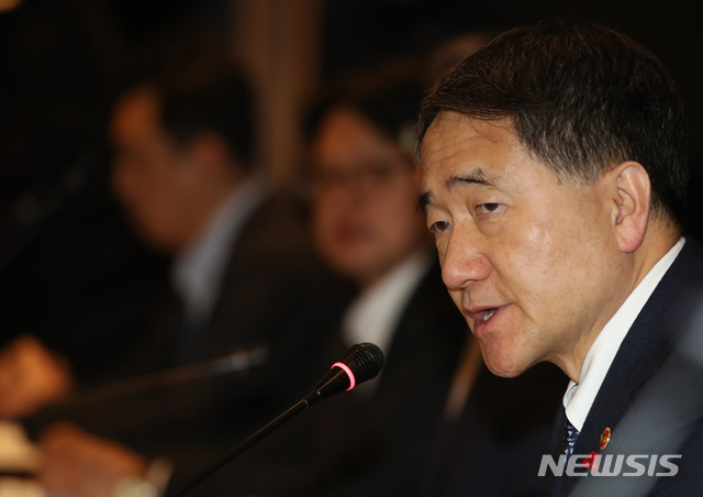 【서울=뉴시스】박미소 수습기자 = 박능후 보건복지부 장관이 16일 오전 서울 중구 더 플라자호텔에서 열린 보건복지부 2019년도 제1차 국민연금기금운용위원회에서 모두 발언을 하고 있다. 이날 국민연금기금운용위원회에서는 한진칼과 대한항공에 대한 주주권 행사 안건에 대해 논의한다.2019.01.16.&nbsp;&nbsp; misocamera@newsis.com 