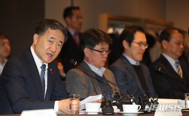 【서울=뉴시스】박미소 수습기자 = 박능후 보건복지부 장관이 16일 오전 서울 중구 더 플라자호텔에서 열린 보건복지부 2019년도 제1차 국민연금기금운용위원회에서 모두 발언을 하고 있다. 이날 국민연금기금운용위원회에서는 한진칼과 대한항공에 대한 주주권 행사 안건에 대해 논의한다.2019.01.16. misocamera@newsis.com